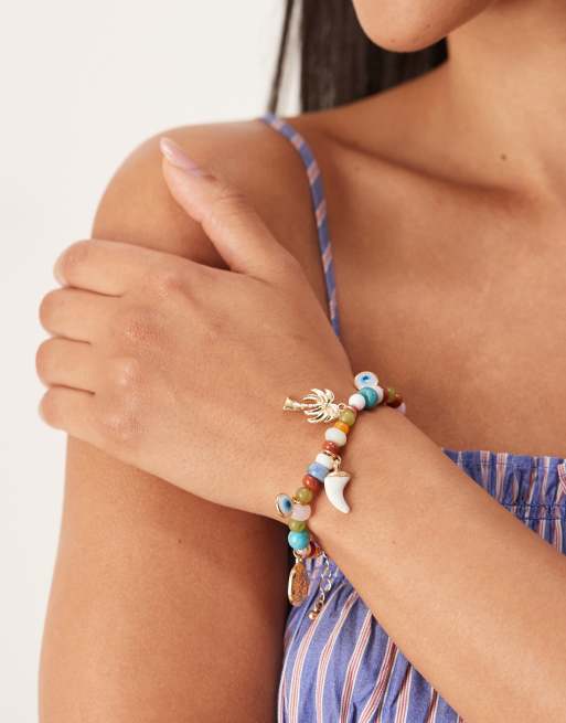 ASOS DESIGN – Armband in Gold mit Perlen und Anhängern