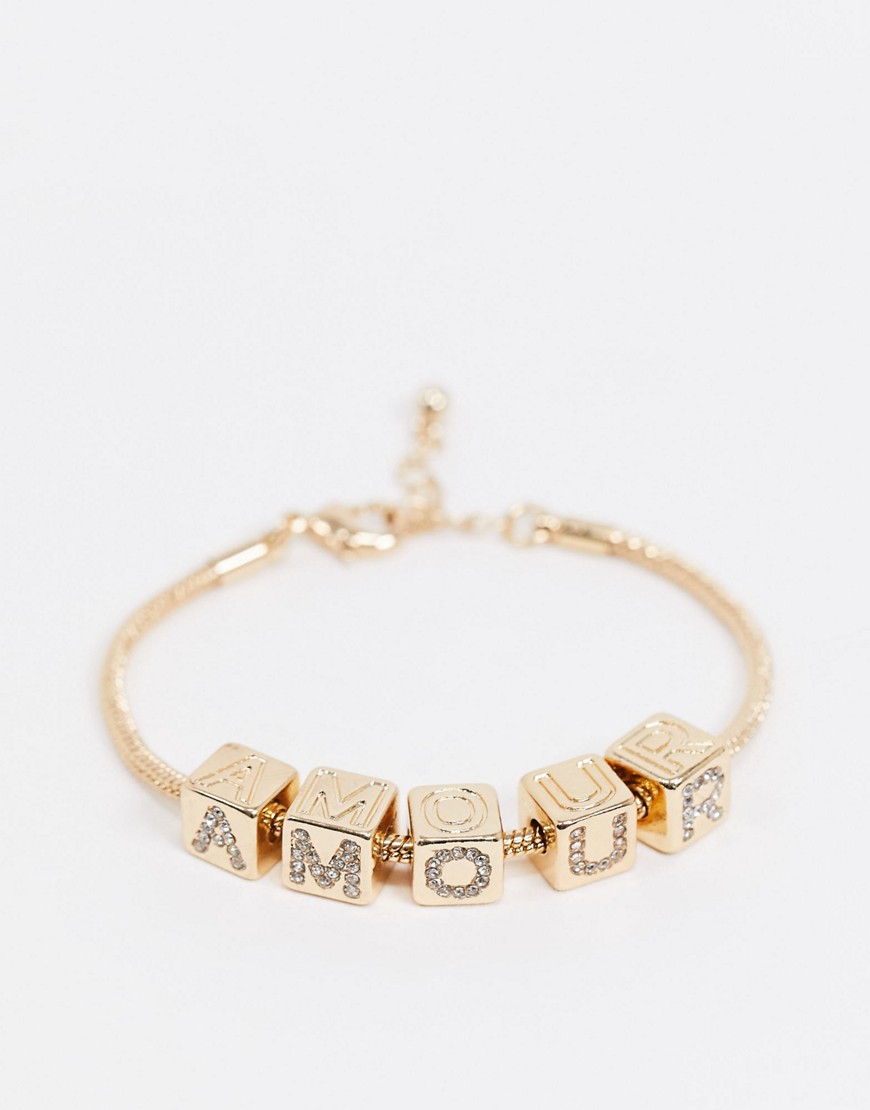 ASOS DESIGN - Armband met bedeltjes met amour-tekst in goudkleur