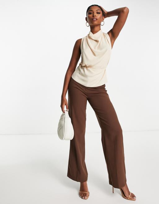 ASOS DESIGN – Ärmellose Bluse in Stein mit Wasserfallausschnitt und schmalem Taillenband, 2 von 4