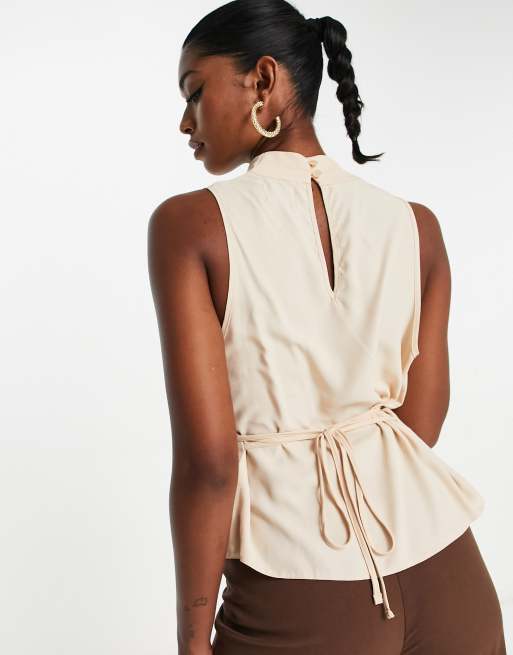 ASOS DESIGN – Ärmellose Bluse in Stein mit Wasserfallausschnitt und schmalem Taillenband, 4 von 4