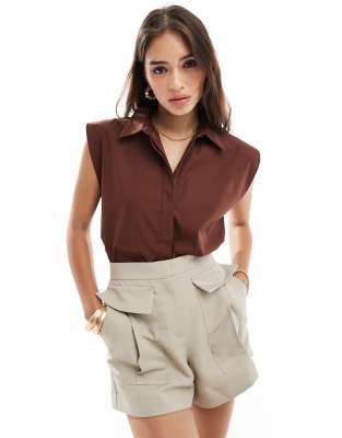 ASOS DESIGN - Ärmellose Hemdbluse in Kokosbraun-Brown