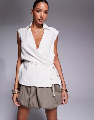 ASOS DESIGN - Ärmellose Wickelbluse in Creme mit Leinenoptik-Weiß