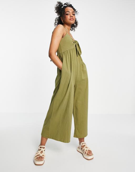 ASOS DESIGN – Ärmelloser, ausgestellter Jumpsuit in Khaki mit Schnürung auf der Vorderseite, 4 von 4
