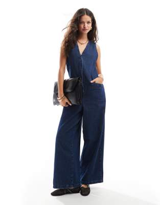 ASOS DESIGN - Ärmelloser Jeans-Jumpsuit in Rinse-Waschung mit lockerem Schnitt-Blau