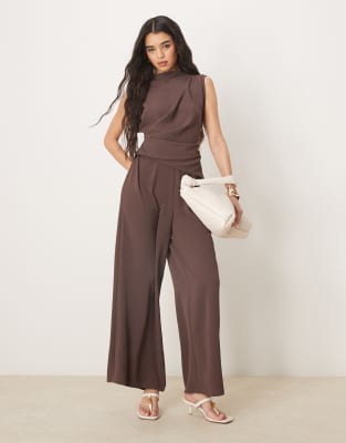 ASOS DESIGN - Ärmelloser Jumpsuit in Schokoladenbraun mit geraffter Taille