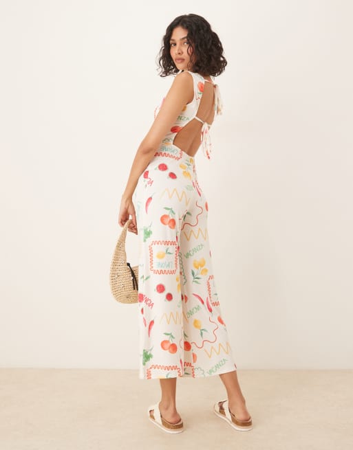 ASOS DESIGN – Ärmelloser Jumpsuit mit Postkartenprint und U-Boot-Ausschnitt und Rückenausschnitt, 3 von 4