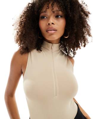 ASOS DESIGN - Ärmelloser, nahtloser Body in Kieselbeige mit kurzem Reißverschluss und figurformendem Effekt-Neutral