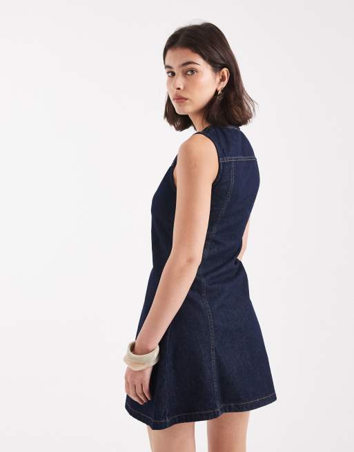 ASOS DESIGN – Ärmelloses, ausgestelltes Mini-Jeanskleid in Rinse-Waschung, 4 von 4
