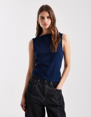 ASOS DESIGN - Ärmelloses Baumwoll-Tanktop in Marineblau mit U-Boot-Ausschnitt und asymmetrischem Saum