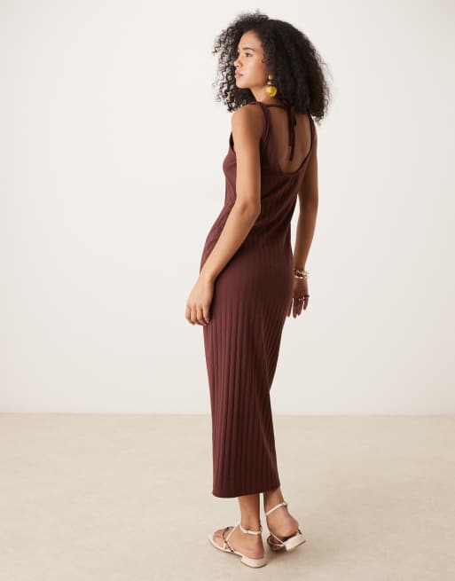 ASOS DESIGN – Ärmelloses, breit geripptes Midikleid in Schokobraun mit U-Boot-Ausschnitt, 3 von 4