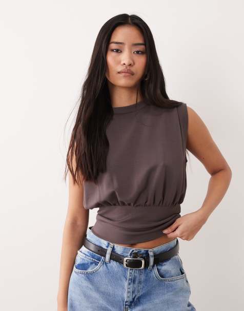 ASOS DESIGN – Ärmelloses, drapiertes Cropped-Oberteil aus Modal in Braun mit Taillierung - view 1