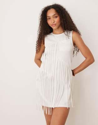 ASOS DESIGN - Ärmelloses Fransen-Minikleid in Weiß mit Taschendetail