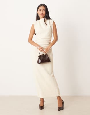 ASOS DESIGN - Ärmelloses, gerafftes Bouclé-Midikleid in neutraler Farbe mit gepolsterter Schulterpartie
