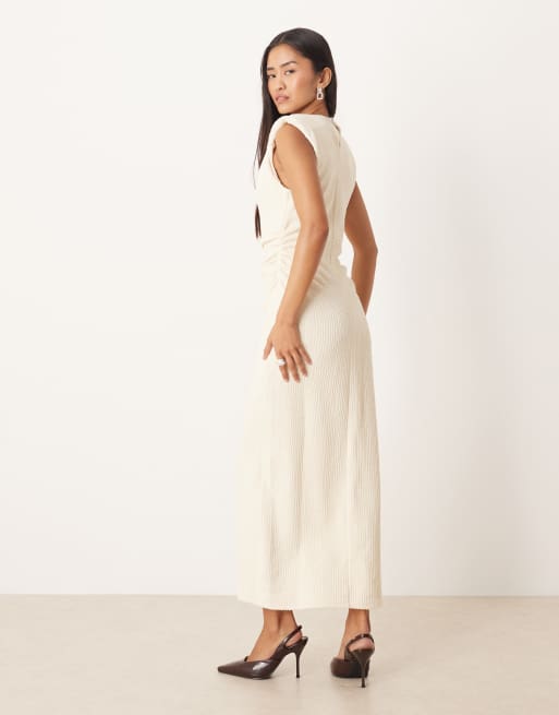 ASOS DESIGN – Ärmelloses, gerafftes Bouclé-Midikleid in neutraler Farbe mit gepolsterter Schulterpartie, 4 von 4