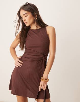 ASOS DESIGN - Ärmelloses, geripptes Midikleid in Schokobraun mit Ringerrücken und Zierknoten-Design