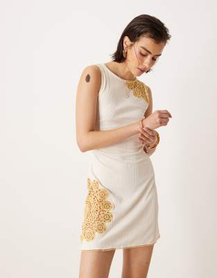ASOS DESIGN - Ärmelloses, geripptes Minikleid in Creme mit gehäkeltem Detail am Ausschnitt-Weiß