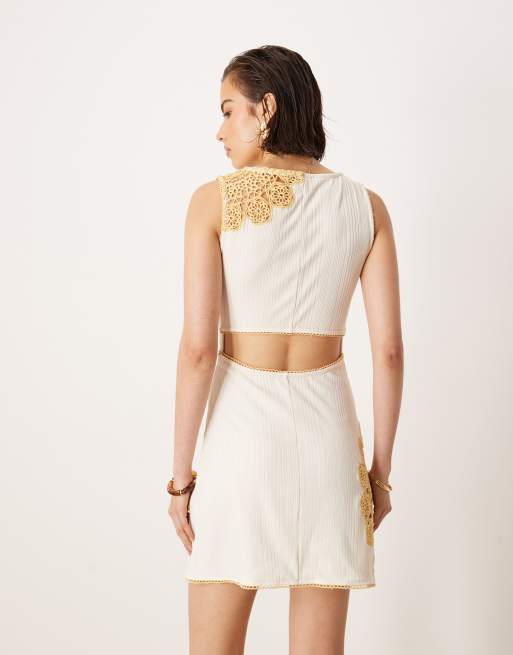 ASOS DESIGN – Ärmelloses, geripptes Minikleid in Creme mit gehäkeltem Detail am Ausschnitt, 3 von 4