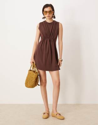 ASOS DESIGN - Ärmelloses, hochgeschlossenes Minikleid in Schokobraun mit gerafftem Design