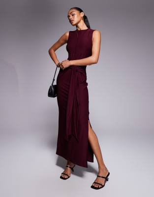 ASOS DESIGN - Ärmelloses, hochwertiges Maxikleid in Burgunderrot mit geknoteter Vorderseite