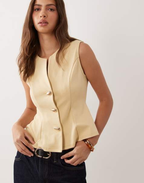 ASOS DESIGN ärmelloses Interlock-Schößchenoberteil mit abstraktem Knopfdetail in Buttermilk-Gelb - view 1