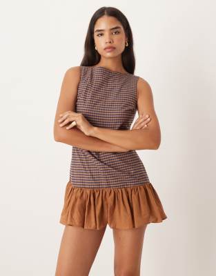 ASOS DESIGN - Ärmelloses kurzes Etuikleid mit marineblauem Karomuster und Rüschensaum in Schokobraun-Brown