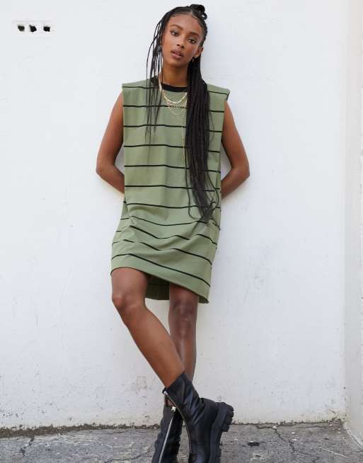 ASOS DESIGN – Ärmelloses, kurzes T-Shirt-Kleid mit gepolsterter Schulterpartie und Streifenmuster in Khaki und Schwarz
