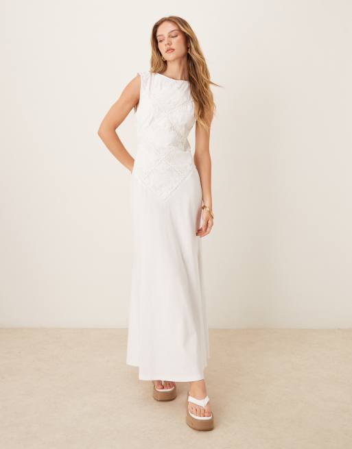 ASOS DESIGN – Ärmelloses Maxikleid in Weiß mit Aufnäher in Häkeloptik, 2 von 4