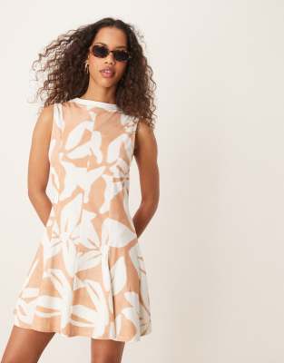 ASOS DESIGN - Ärmelloses Midi-Sommerkleid aus Baumwolle in Weiß mit großem Blumenprint in Rosa-Bunt
