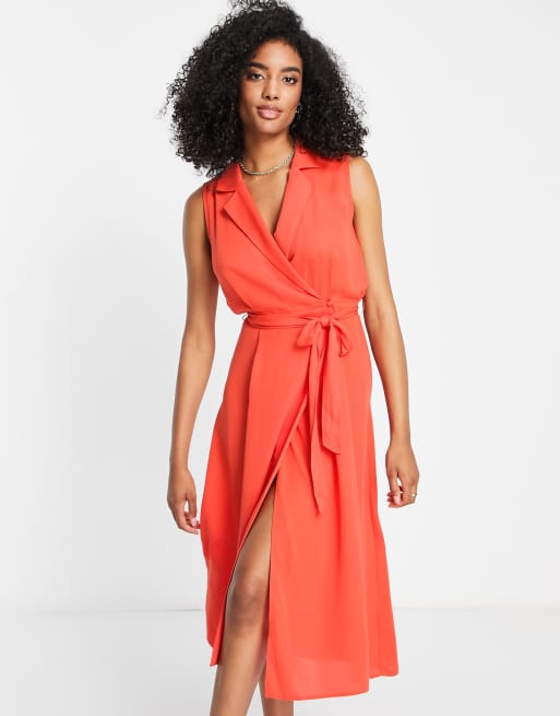 ASOS DESIGN – Ärmelloses Midi-Wickelkleid in Orange mit Bindedetail vorne und Kragen