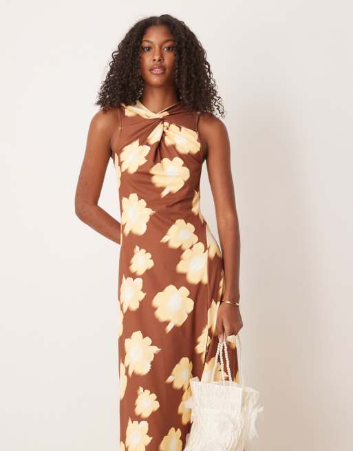 ASOS DESIGN – Ärmelloses Midikleid in Braun mit Blumenmuster und hohem verdrehtem Ausschnitt, 2 von 4
