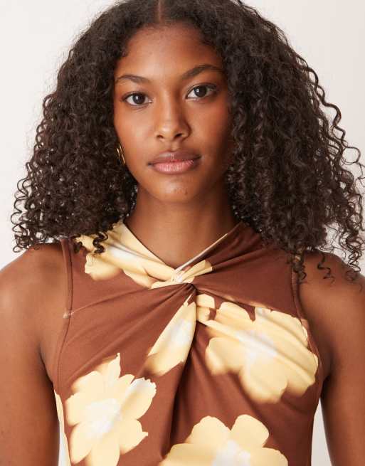 ASOS DESIGN – Ärmelloses Midikleid in Braun mit Blumenmuster und hohem verdrehtem Ausschnitt, 3 von 4