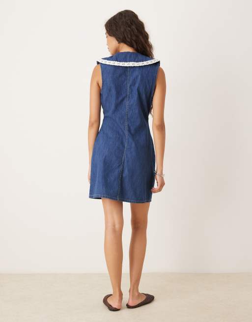 ASOS DESIGN – Ärmelloses Mini-Jeanskleid in Dunkelblau mit übergroßem Kragen, 3 von 4