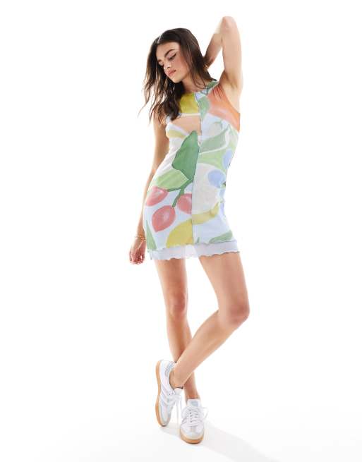 ASOS DESIGN – Ärmelloses Minikleid aus zweilagigem Netzstoff mit Nahtdetail und Obstmuster
