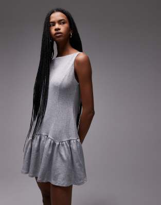ASOS DESIGN - Ärmelloses Minikleid in Grau mit Faltenrock und Nadelstreifen