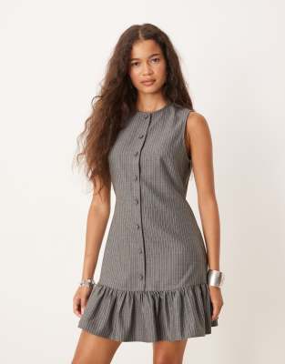 ASOS DESIGN - Ärmelloses Minikleid in Grau mit Knopfleiste und Nadelstreifen-Bunt