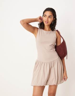ASOS DESIGN - Ärmelloses Minikleid in neutraler Farbe und Ballonsaum-Brown
