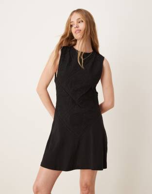 ASOS DESIGN - Ärmelloses Minikleid in Schwarz mit aufgesetztem Häkelmuster
