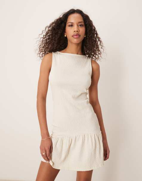ASOS DESIGN – Ärmelloses Minikleid in Steinbeige mit Schößchenrock, U-Boot-Ausschnitt und Knitterstruktur - view 1