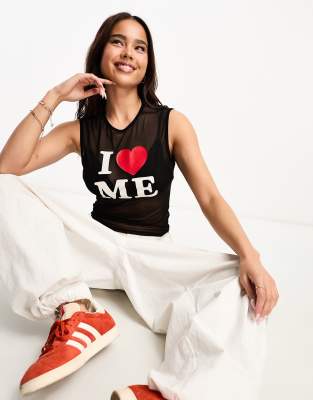 ASOS DESIGN - Ärmelloses Netzstoff-Tanktop in Schwarz mit „I Heart Me"-Schriftzug