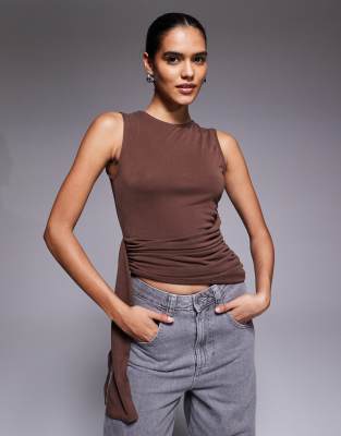 ASOS DESIGN - Ärmelloses Oberteil aus Netzstoff in Schokobraun mit drapierter Taille-Brown