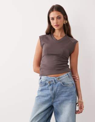 ASOS DESIGN - Ärmelloses Oberteil in Braun mit V-Ausschnitt, Kombiteil-Brown