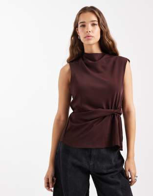 ASOS DESIGN - Ärmelloses Oberteil in Braun mit Wasserfallausschnitt und Twist-Detail-Brown