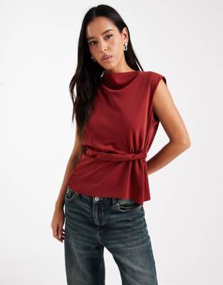 ASOS DESIGN - Ärmelloses Oberteil in Burgunderrot mit Wasserfallausschnitt und verdrehtem Detail an der Taille