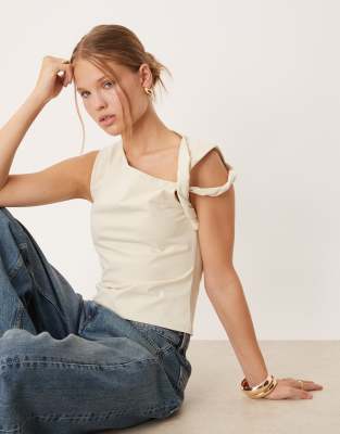 ASOS DESIGN - Ärmelloses Oberteil in Buttermilchgelb mit verdrehtem Träger