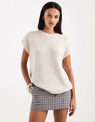 ASOS DESIGN - Ärmelloses Oberteil in Cremeweiß mit genoppter Struktur und Rundhalsausschnitt