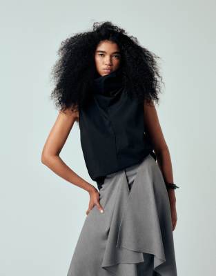 ASOS DESIGN - Ärmelloses Oberteil in Schwarz mit Stehkragen und Logo-Weiß