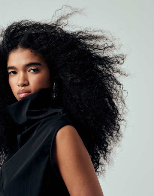 ASOS DESIGN – Ärmelloses Oberteil in Schwarz mit Stehkragen und Logo, 2 von 4