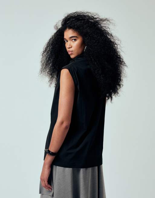 ASOS DESIGN – Ärmelloses Oberteil in Schwarz mit Stehkragen und Logo, 4 von 4