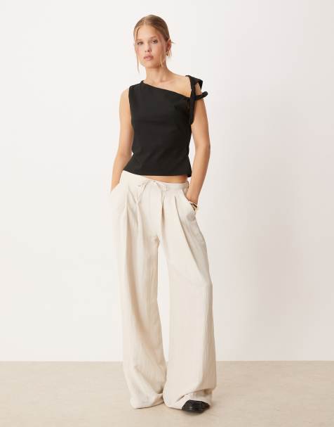 ASOS DESIGN – Ärmelloses Oberteil in Schwarz mit verdrehtem Träger - view 1