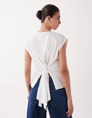 ASOS DESIGN - Ärmelloses Oberteil in Weiß mit gerafftem Detail am Rücken